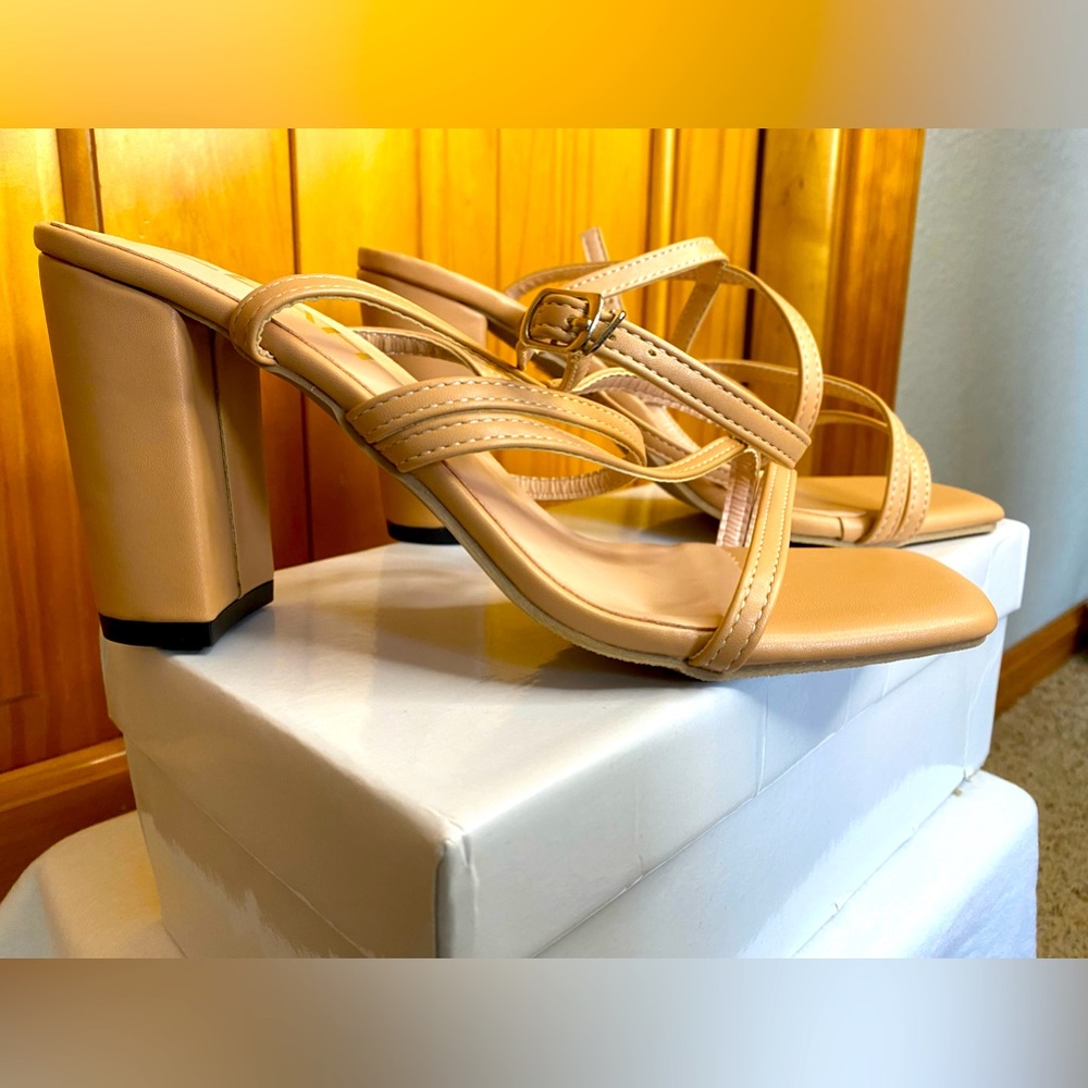 Women’s Tan Square Heel size 7.5 (39)